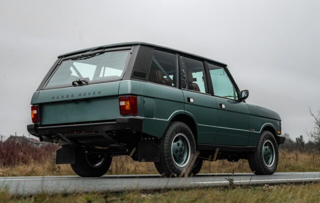 An overlooked chapter in NAS Range Rover history, and this is one of them.A 1989 Hunter Edition, one of just 120 produced.
Introduced as a limited-run model positioned between the base Range Rover and the County, the Hunter wasn’t conceived as a budget option. At $38,350, it sat above the standard car, offering a more purposeful, utilitarian specification without stepping into full luxury.By 1991, the name returned, reimagined entirely.
This time as a stripped-back, entry-level Range Rover, priced at $35,950 and positioned as the most accessible model in North America.Same badge. Two very different philosophies. Both now quietly rare.