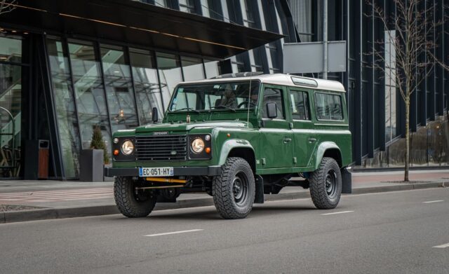 Introducing a remarkable 1996 Land Rover Defender 110 300Tdi•	Engine: 2.5L 300Tdi Diesel
•	Transmission: 5-Speed Manual
•	Mileage: 119,272 miles
•	Steering: Left-Hand Drive
•	Exterior: Coniston Green
•	Interior: Well-preservedFor more information and to view the full listing, visit: samuellloydco.com📩 sales@samuellloydco.com
📞 +44 (0) 7985155952
🌍 samuellloydco.com⸻Feel free to reach out if you have any questions or need further assistance!#landroverextreme #landrover #series #landrover90 #landrover110 #landrover107 #defender #defenderlove #defensas #defender110 #defender90td5 #designdeinteriores  #offroad #oldtimer #adventure #car #adventure #classic #oldtimer #history #usa #suv #lifestyle #luxury #classiccars #classics #investment #collectors #english